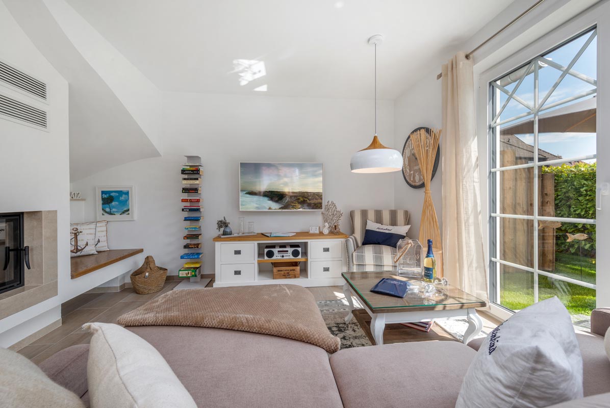 Wohnzimmer mit Kamin und Essbereich